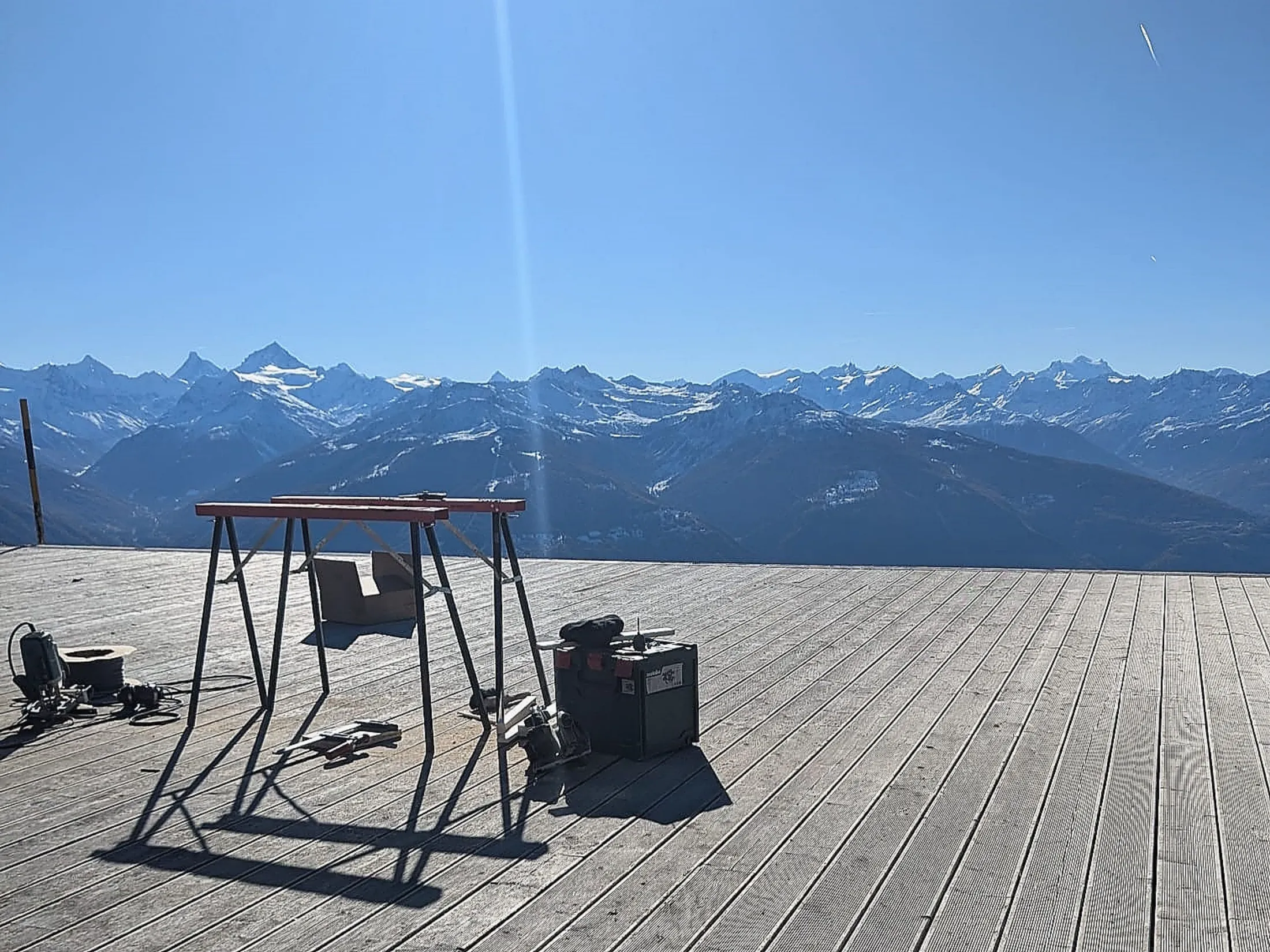Terrasse en bois face aux Alpes valaisannes